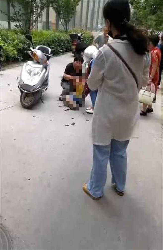 目睹儿子惨死的母亲崩溃。（图／翻摄自东方今报）