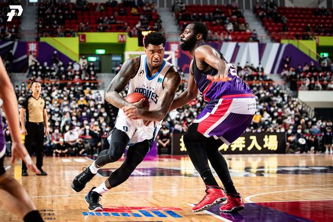 富邦洋将贾西亚27日拿下28分、16篮板的双十数据。(PLG提供)