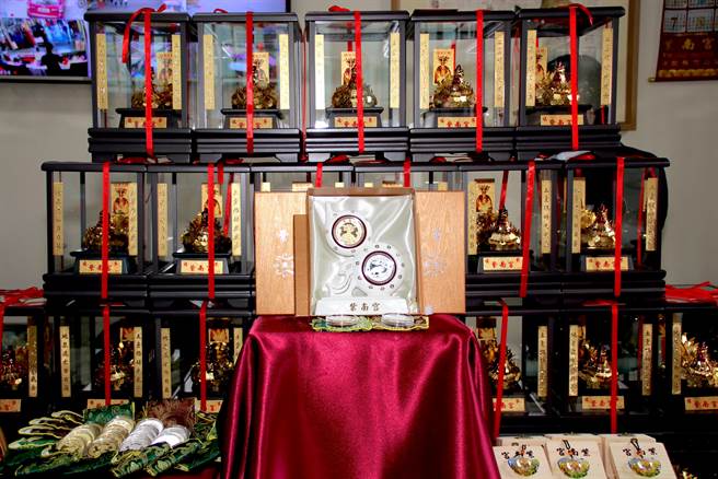 紫南宫盒装葫芦钱母套币，白色葫芦陶瓷基座上镶有两枚套币，一面有土地公像，另一面则刻有伏地牛，象徵招财吉祥。（民眾提供／黄立杰南投传真）