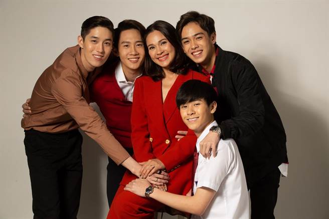 泰剧《酒店风云》集合泰国演艺圈老中青三代。（纬来戏剧台提供）