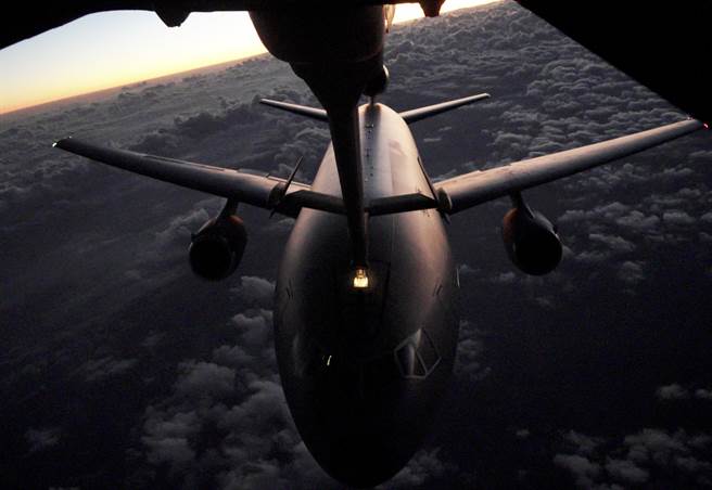 伊朗記者指出，美軍近日不斷增加巡邏伊拉克的任務，還派出KC-10等進行空中加油。圖為KC-10為另一架KC-10進行空中加油。(圖/DVIDS)