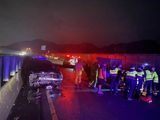 基隆台62線萬瑞快速公路西向約6.8公里處，27日晚上10點多，發生一起追撞事故。（翻攝照片／陳彩玲基隆傳真）