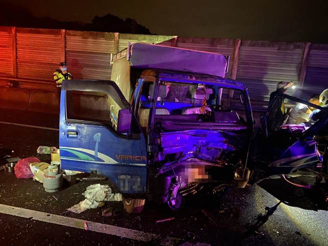 林姓女子駕駛藍色小貨車在後方，煞車不及向前追撞。（翻攝照片／陳彩玲基隆傳真）