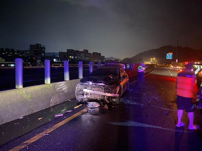 基隆台62線萬瑞快速公路西向約6.8公里處，27日晚上10點多，發生一起追撞事故。（翻攝照片／陳彩玲基隆傳真）