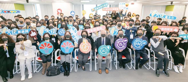 科技部部长暨行政院科技会报副召集人吴政忠（右五）、经济部主任秘书陈怡铃（左五）、台湾微软总经理孙基康（右四）与北部70位T大使合影。图╱经济部中小企业处提供