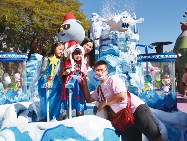 小颉开心的说，妈妈你看我施展下雪魔法了。图／丽宝乐园渡假区提供