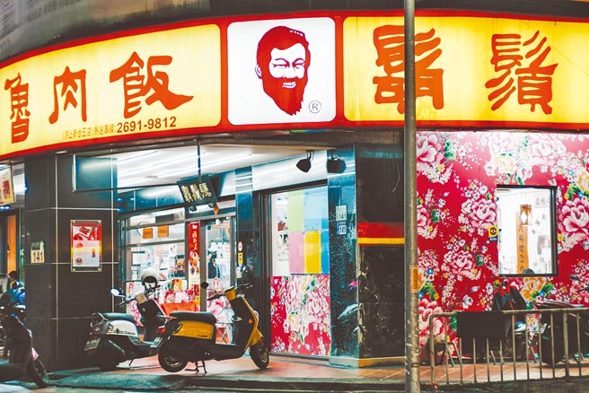 拥有中央畜产会发放「台湾猪标章」的知名滷肉饭「鬍鬚张」，遭人踢爆有1款便当竟使用西班牙进口肉品，涉标示不实引发争议，图为鬍鬚张店面。（郭吉铨摄）