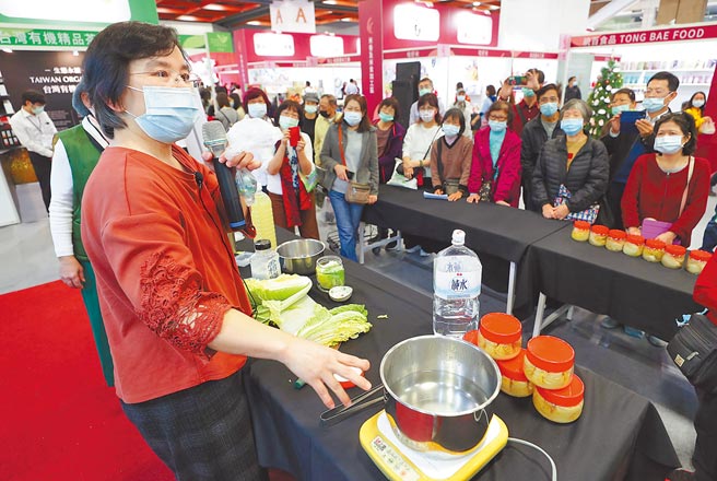 行政院农业委员会农粮署26日举办「2020安全安心农业精品展销会」活动，现场并且有各式蔬菜料理的烹调教学，受到疫情的影响，展场依照规定实施防疫措施，来参加活动的民眾依照规定戴上口罩。（季志翔摄）