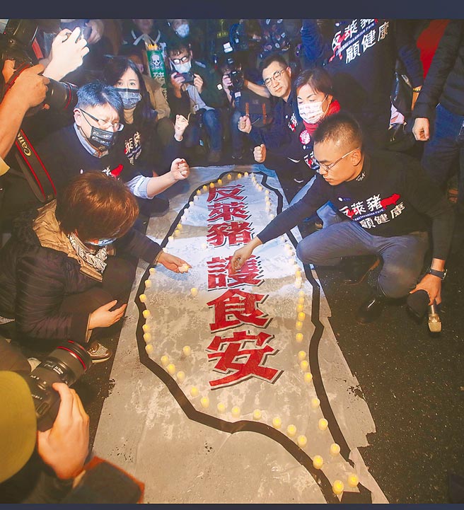 民進黨政府不顧人民反對，決定在明年元旦起開放美國萊豬進口，圖為國民黨23日舉辦反萊豬民主晚會，用蠟燭點亮台灣圖騰，象徵守護全民健康。（本報資料照片）