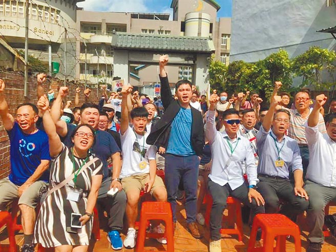 罢王总部证实罢王发起人唐平荣（中）确实有收到监察院来函关心募资一事，台北市议员罗智强昨痛批蔡政府把台湾搞成「查水表共和国」。（本报资料照片）