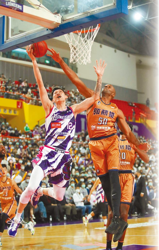 PLG新球季开打后，新竹街口攻城狮队（紫白球衣）26日迎来主场首战，面对桃园领航猿队（橘衣）的踢馆。（中央社）