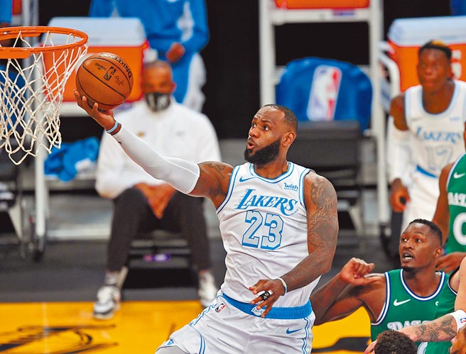 「小皇帝」詹姆斯的接近大三元表现，成为耶诞大战史上得分第2高的球星。（路透）