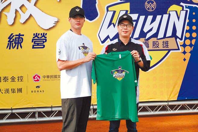陈伟殷（左）致赠签名T恤给高雄市长陈其迈。（毛琬婷摄）