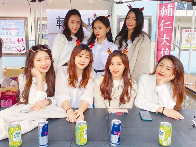 辅大今年再推出《以花为名》美女月历，首批印制1000本被抢光，二刷500本也已售出超过300本，图为月历美女在校庆举办义卖活动。（辅仁大学提供／李俊淇新北传真）