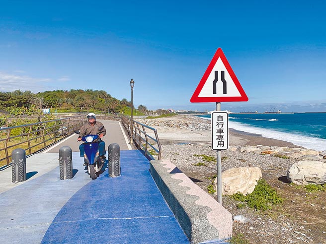 花莲县政府公告两潭自行车道禁止汽机车进入，不过仍常见到民眾贪图方便骑机车闯入。（王志伟摄）