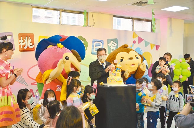 桃园市吉祥物ㄚ桃、园哥26日在八德亲子馆度过5岁生日会，桃园市长郑文灿（中）以爸爸身分，为2人切生日蛋糕。（赖佑维摄）