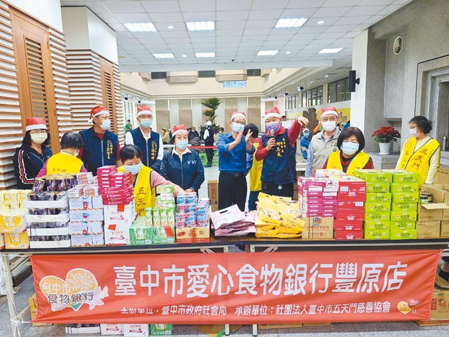 台中市爱心食物银行丰原站发放民生物资，并举办东南亚文化推广活动。（台中市社会局提供／王文吉台中传真）