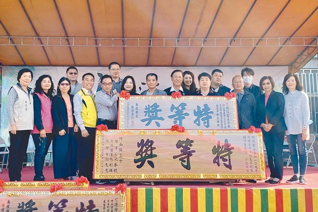 竹山镇农会冬季杉林溪优良茶颁奖典礼，26日热闹登场，南投县长林明溱（中）专程前往颁奖，担任最佳茶叶代言人。（黄立杰摄）