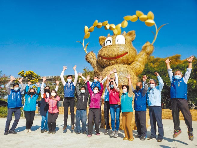 78线东西向快速道路与中山高速公路交叉口的平面空地可看到高4公尺、稻草编的「牛宝」，左七是县长张丽善。（周丽兰摄）