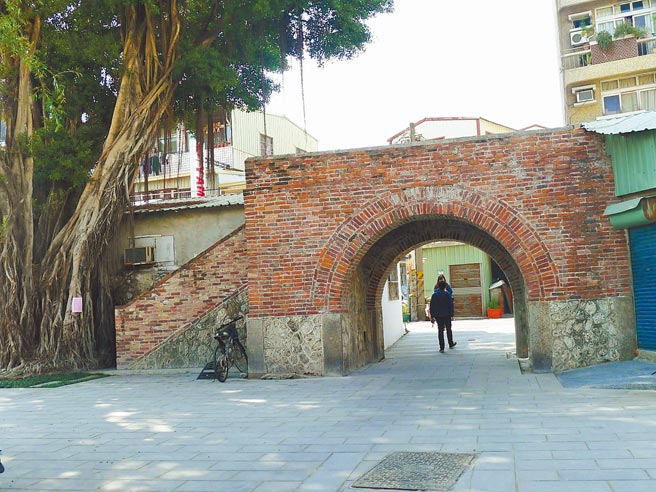 台南市政府2017年将台湾府城城门、城垣沿线整合提报为国定古蹟，日前获文化部审议通过，早已是国定古蹟的兑悦门，是台南迄今唯一可供人车通行的城门。（曹婷婷摄）