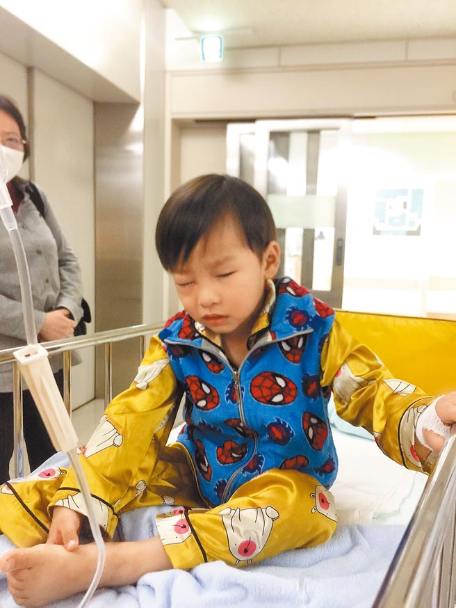 高雄一名3岁男童范明守，4个月大时因视网膜母细胞瘤被摘除左眼，仅存右眼又不断復发，12月5日由阿嬷带着从高雄小港机场直飞日本东京成田机场，进行14天检疫后，安排21日进行小线源放疗手术。（翻摄照片／刘宥廷高雄传真）