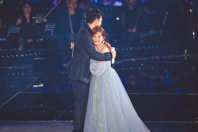 梁静茹（右）昨邀周兴哲同台合唱，互相拥抱。  （粘耿豪摄）