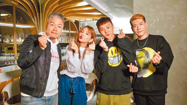 主持人阿甘（左起）、Ella、许富凯、小路录制《娱乐超skr》100集。（民视提供）