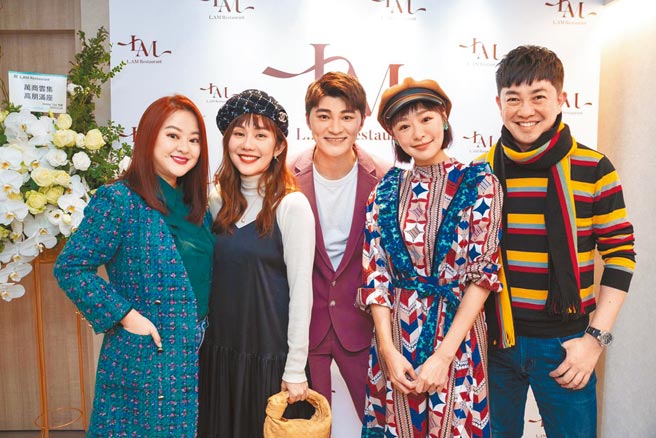 何嘉文（左起）、王宇婕、茵芙、李明川昨替余宥乐（中）投资的新餐厅站台。（L.A.M提供）
