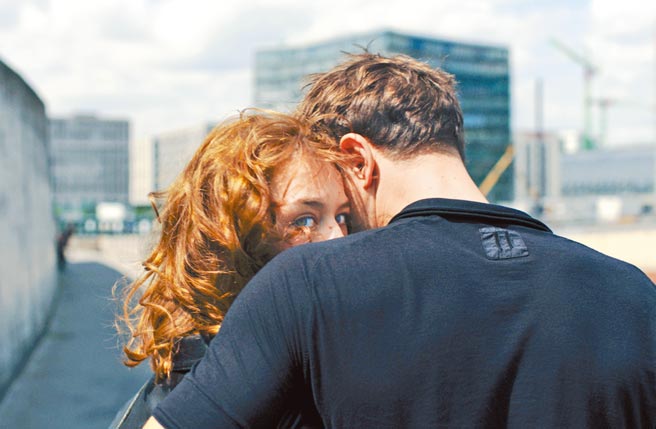 電影《水漾的女人》是德國名導克里斯汀佩佐（Christian Petzold）的「元素精靈三部曲」首作。（海鵬影業提供）