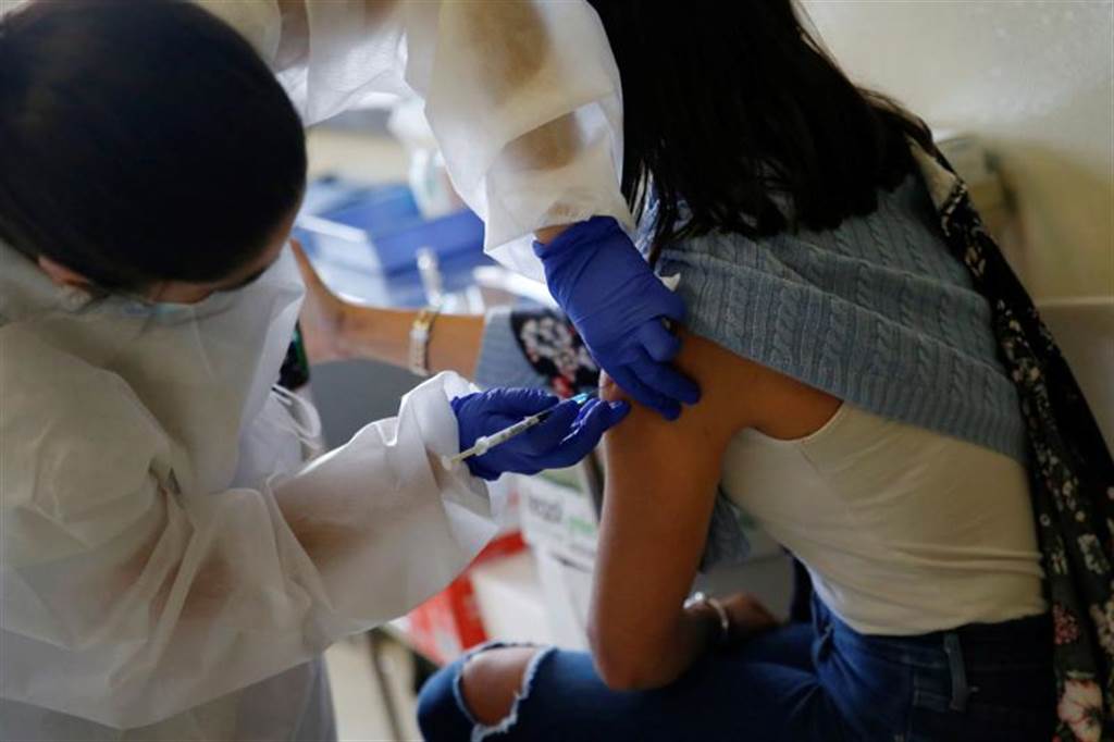 以色列出现施打辉瑞疫苗后却发生心脏病死亡的案例；但官方表示，无法证明两者有因果关系，故不会暂停疫苗施打计画。图/路透社(photo:ChinaTimes)