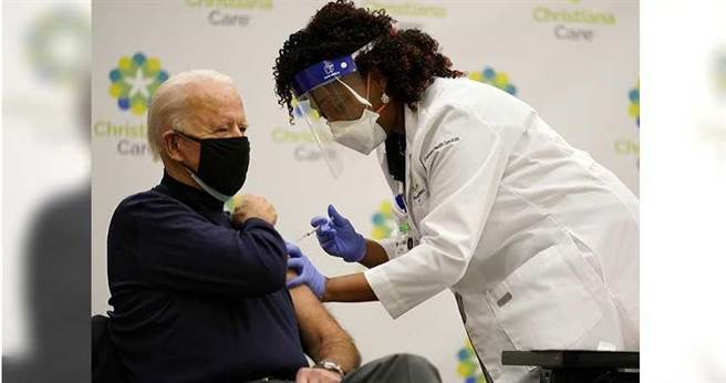 欧美多国现已开始施打新冠肺炎疫苗，美国总统当选人拜登22日在新闻镜头前直播接种，以提振美国人对疫苗的信心。（图／达志／美联社）