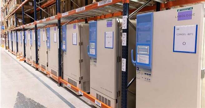 法国购买的辉瑞BNT疫苗已到货，并立即送进-80℃低温的物流中心以免变质，但台湾目前的冷链能力并无法像法国如此大量储存。（图／达志／美联社）