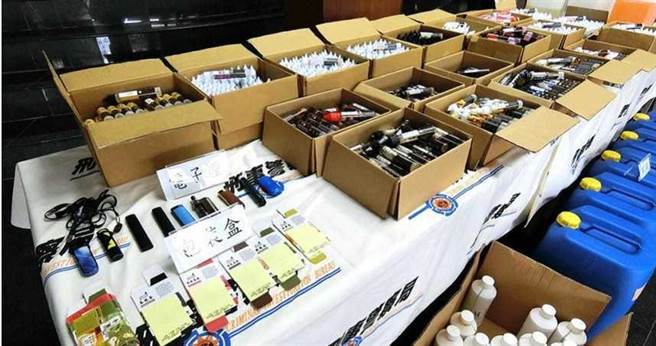 电子烟市场庞大，有集团从国外走私含尼古丁的香精，转制成各种口味的烟品贩售，遭刑事局逮捕。（图／报系资料照）