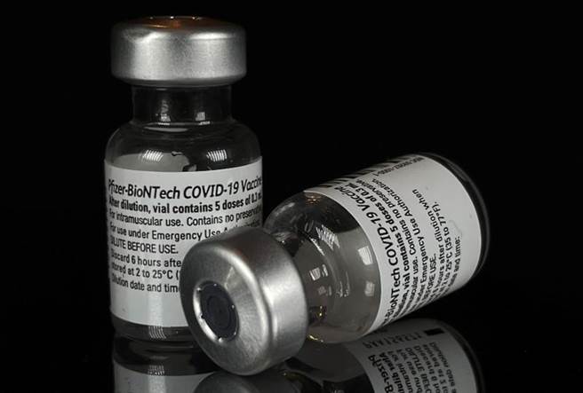 德國27日開始大規模接種輝瑞新冠疫苗，但施打第一天就出問題，約1,000劑疫苗被發現保存溫度不夠冷，疑似冷鏈運送過程失當，德國部分地區暫緩施打疫苗。（資料照／路透社）