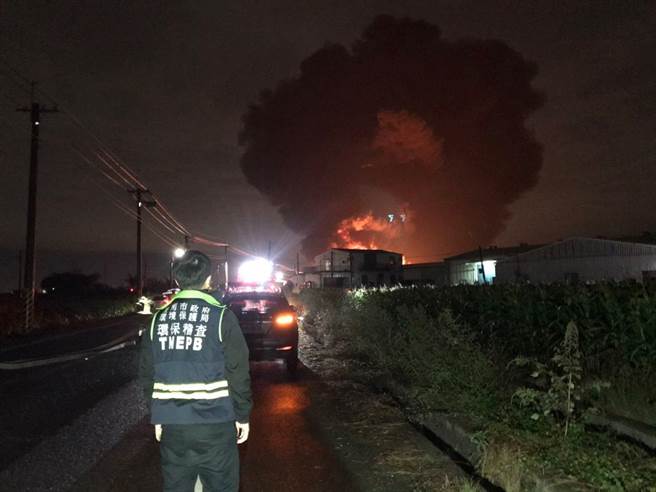 鹽水廢棄泡棉家具工廠大火，黑煙直竄，環保局持續監測空氣品質。（圖／摘自臺南市政府環境保護局臉書）