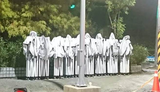 收纳起来的帐篷，乍看像「白色幽灵」。（翻摄宜兰知识+脸书）