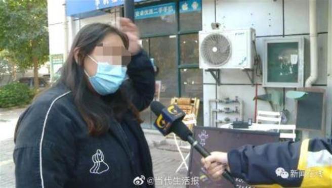 女子向媒体控诉，餐厅门口排队等吃饭被一坨屎砸中头。（图／翻摄自微博／当代生活报）