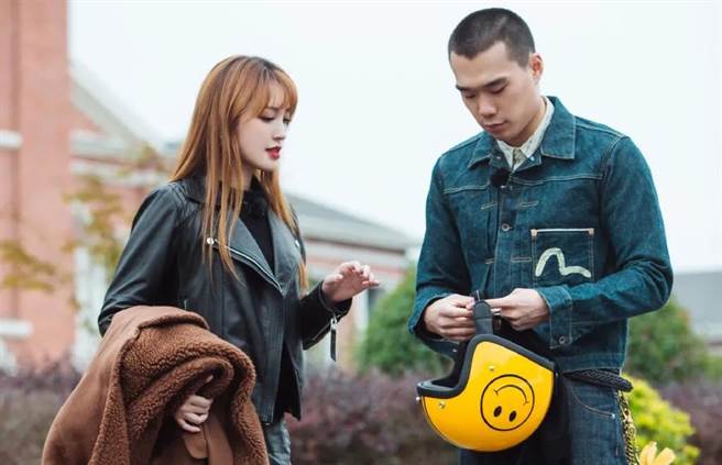 耿斯漢在真人秀節目中和金莎配對。(圖/翻攝自耿斯漢微博)