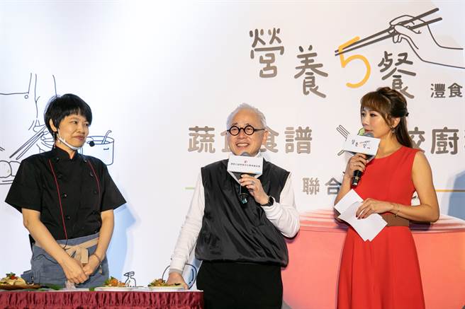 沣食董事长姚仁禄期待透过创新美味料理，培养孩子对蔬食的爱好。(图／沣食教育基金会提供)