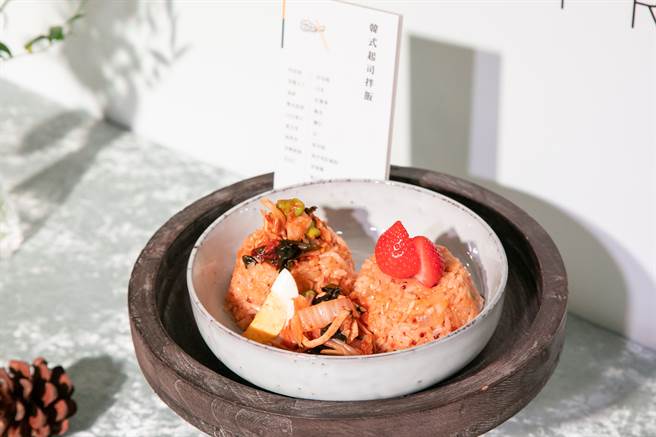 沣食主厨林奕成在「韩式起司拌饭」中以草莓酱取代辣椒酱，让不吃辣的孩子也能大快朵颐。(图／沣食教育基金会提供)