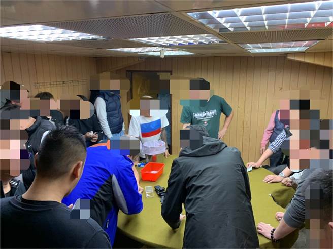 警方今天凌晨在新庄区琼林南路上破获地下赌场，小小房间内挤满31名赌客。（翻摄画面／李俊淇新北传真）