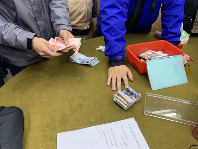警方清点现场赌资共16余万元，抽头金6200元，另外也查扣监视器镜头、天九牌赌具和赌博帐册一本。（翻摄画面／李俊淇新北传真）
