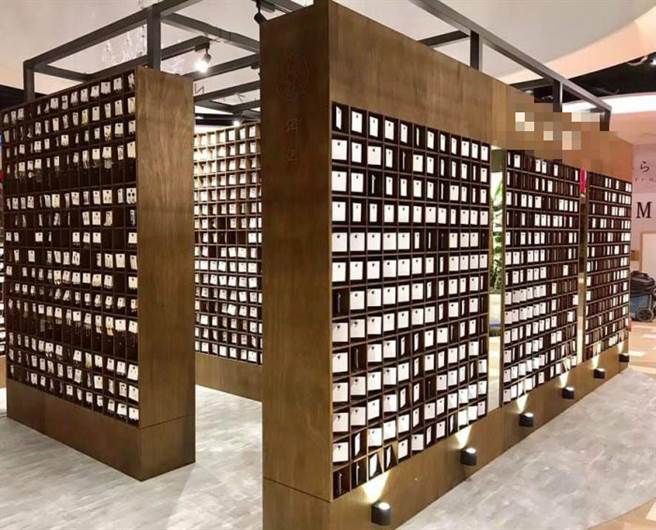 連鎖品牌飾品店的擺設，讓一名男客人忍不住驚呼「在選塔位」。（圖／翻攝自Dcard）