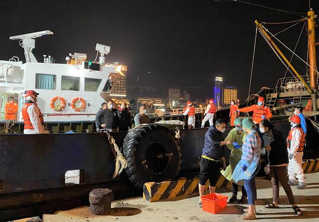 澎湖》2020年12月28日　澎湖　▲大陆籍油料补给船侵入我海域，澎湖海巡队押回调查，全程防疫措施。（澎湖海巡队提供／陈可文澎湖传真）