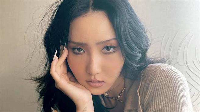 华莎火辣穿搭吸引粉丝的目光。（图／IG@ _mariahwasa）