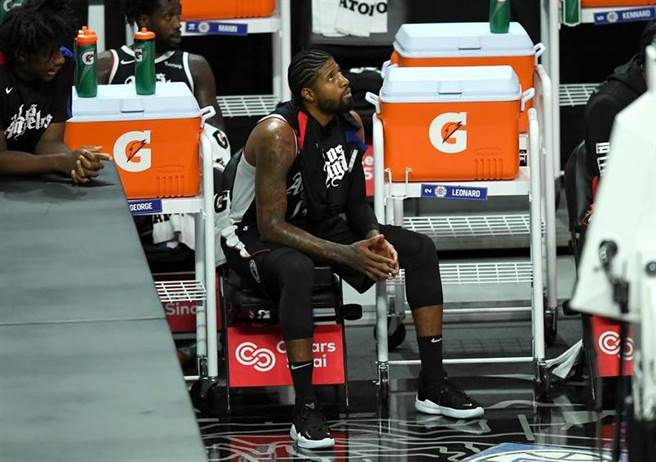 快艇前锋保罗乔治坐在板凳区，抬头看着计分板。（路透）