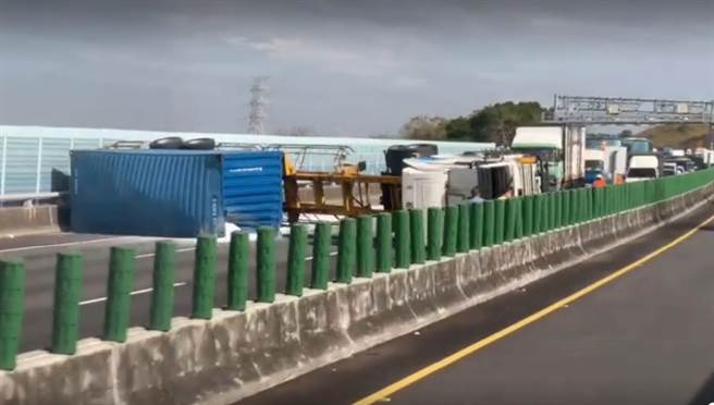 國道3號貨櫃車翻覆橫阻3車道，全線封閉車陣回堵3公里。（彰化踢爆網提供／吳敏菁彰化傳真）