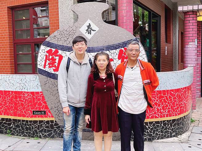 家人是陳家駿(圖左一)轉換跑道、追求更好未來的動力來源。(圖/永慶房屋提供)