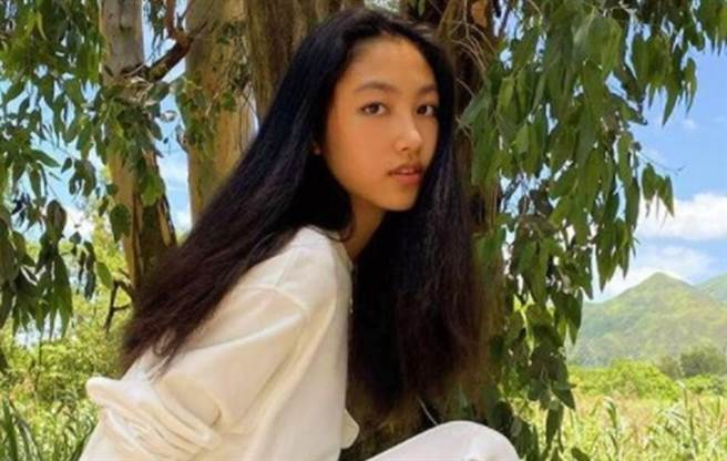 任晴佳16岁就有180公分高。（图／IG@ellayamofficial）