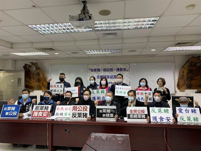 全台22縣市國民黨團發起「反萊豬公投」提案。（許哲瑗攝）